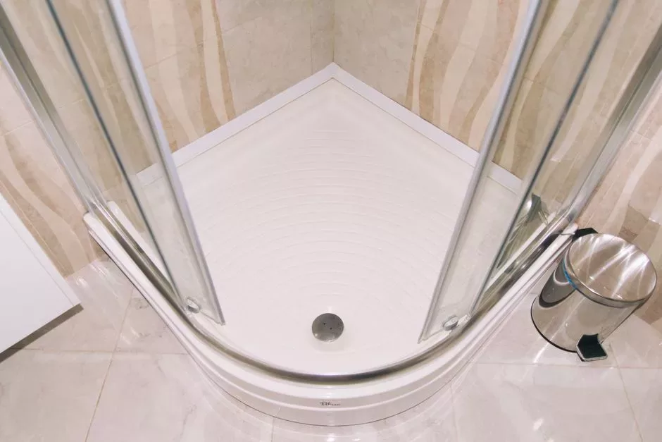 Receveur de douche avec parois vitrées, illustrant les travaux d’étanchéité nécessaires pour éviter les infiltrations d’eau dans une salle de bain.