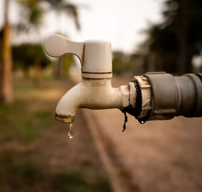 Robinet extérieur présentant une fuite d’eau goutte à goutte, illustrant la recherche et la détection d’une fuite sur une installation de plomberie.
