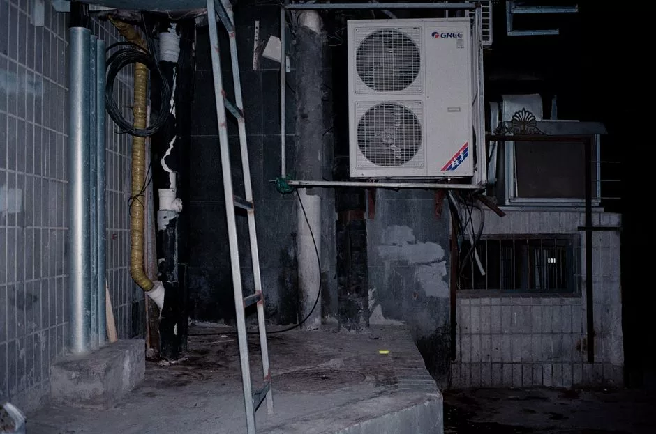 Unité extérieure de climatisation installée sur une façade, illustrant une panne de climatiseur qui ne produit plus suffisamment de froid.