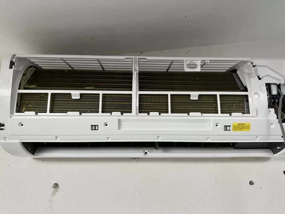 Batterie de climatiseur nettoyée après entretien, remise en état à Toulon.