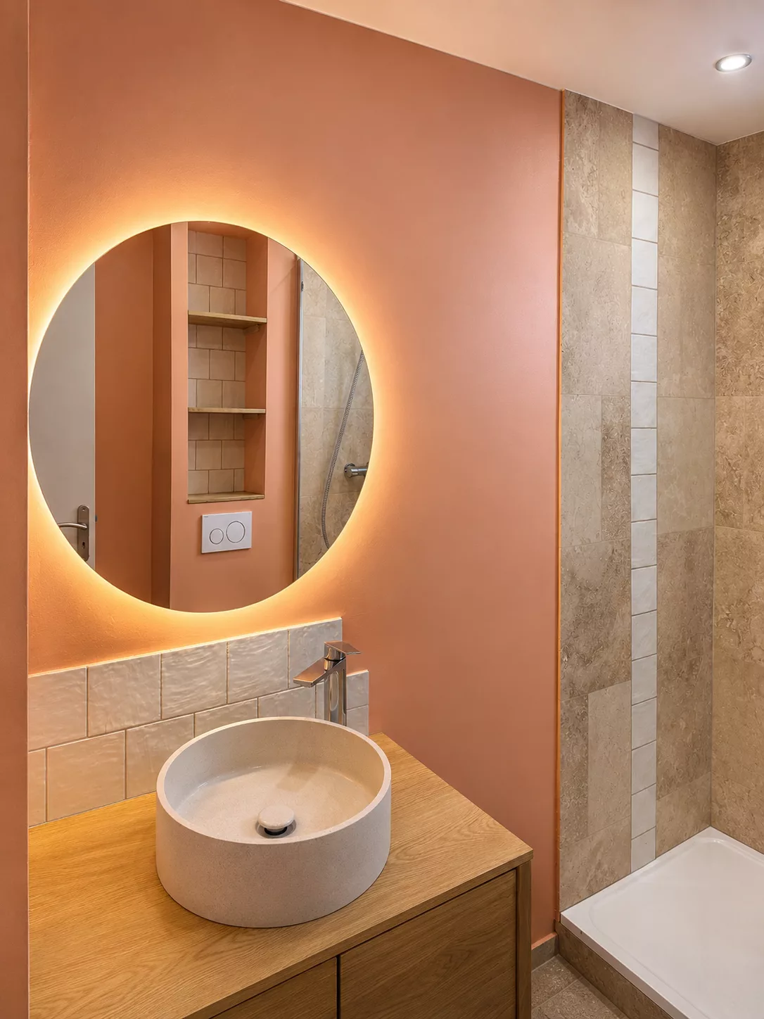 Meuble vasque en bois avec miroir rond rétroéclairé LED, salle de bain rénovée à Toulon.
