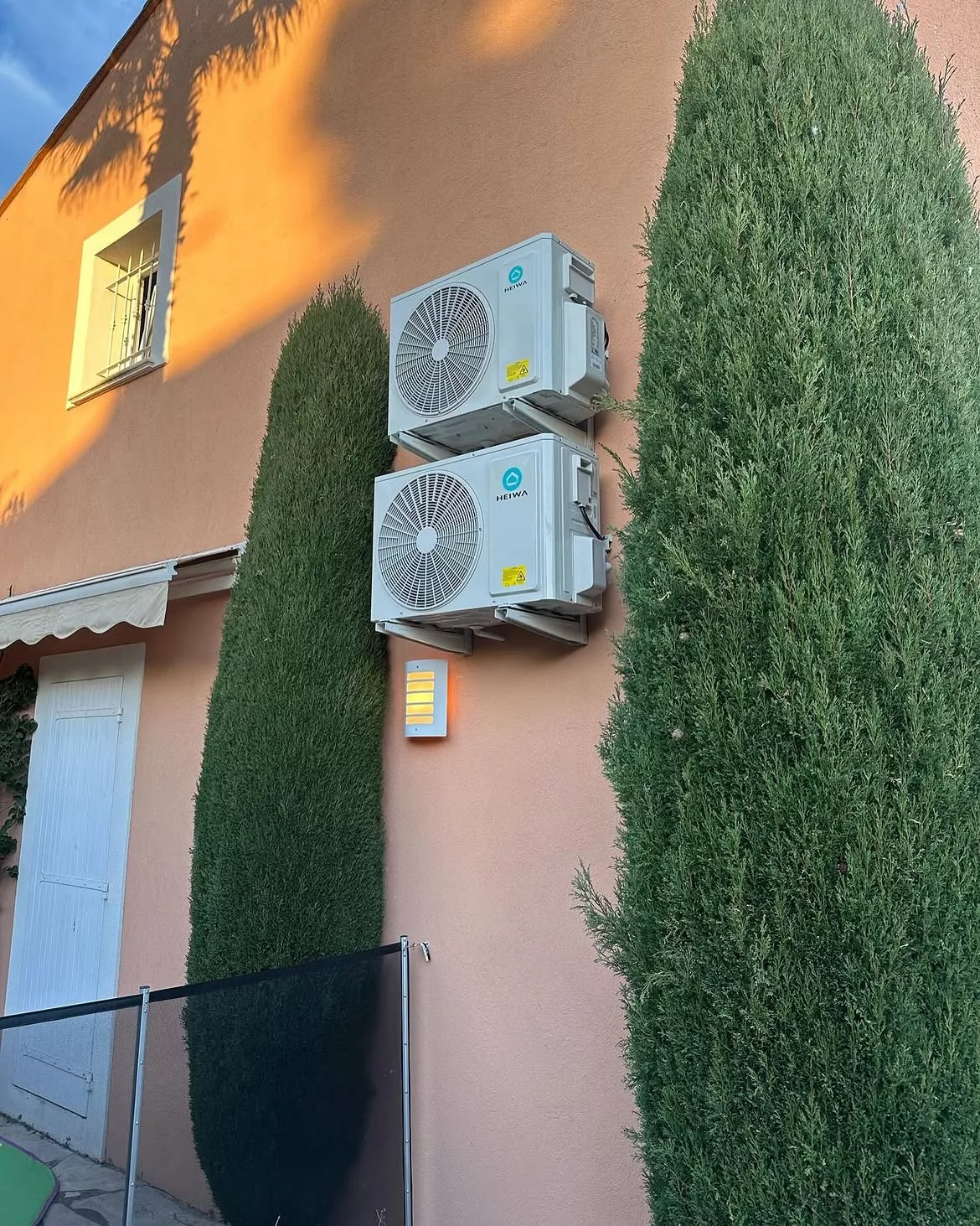 Deux unités extérieures de climatisation Heiwa superposées sur la façade, installation multi-zones à Bandol.