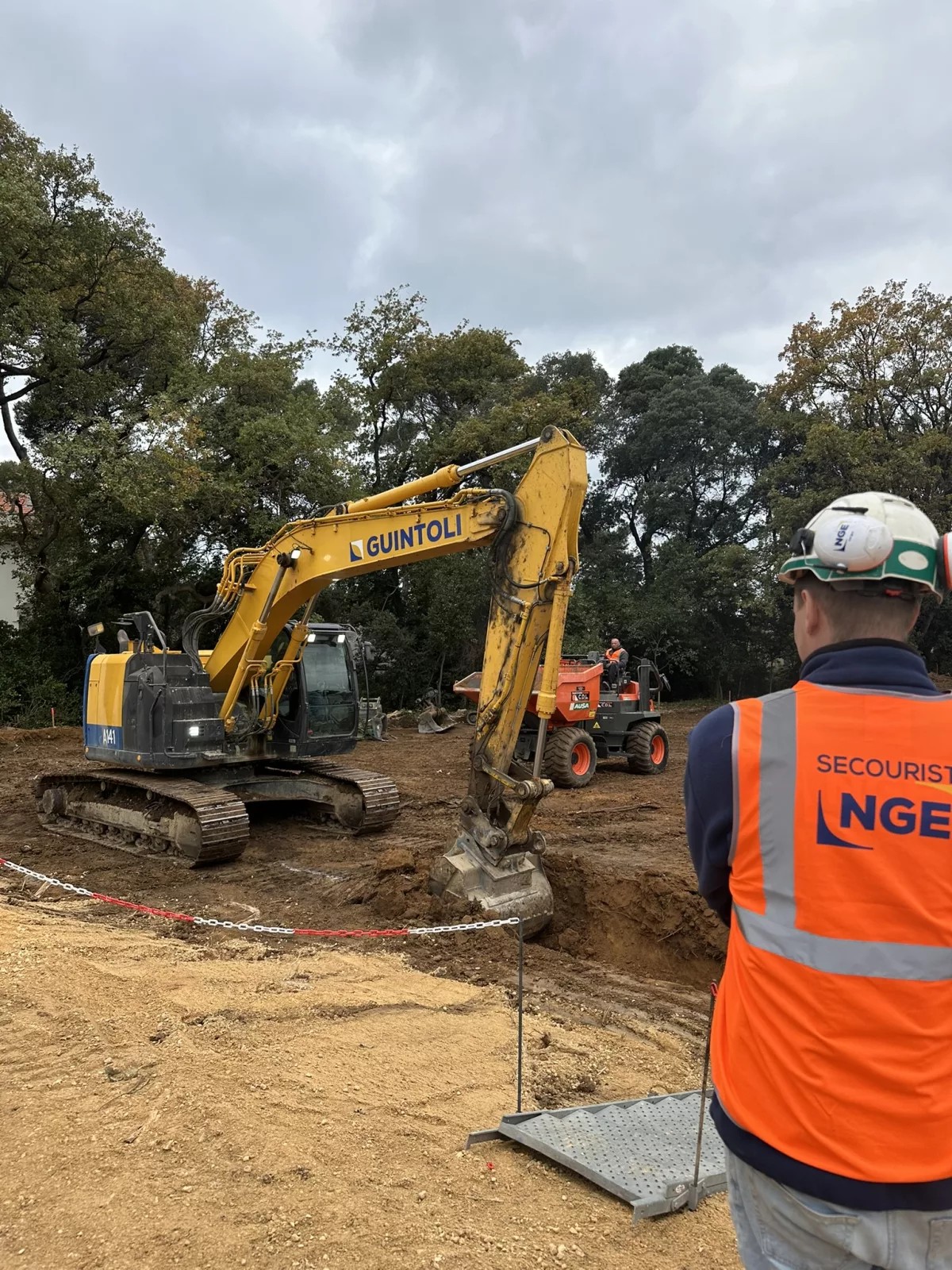 Intervention de dépannage plomberie sur un chantier de travaux publics à Six-Fours-les-Plages, réparation d'une fuite sur tuyau cuivre.