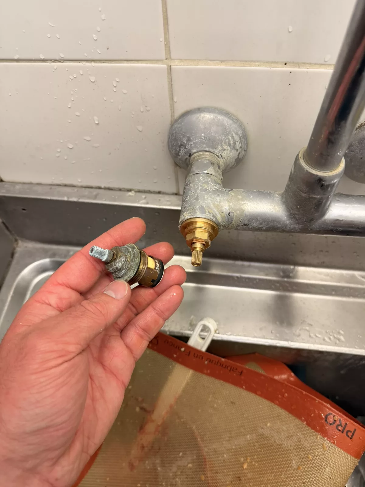 Cartouche usagée entartrée, extraite du corps du mitigeur Presto, avant remplacement par une cartouche neuve.
