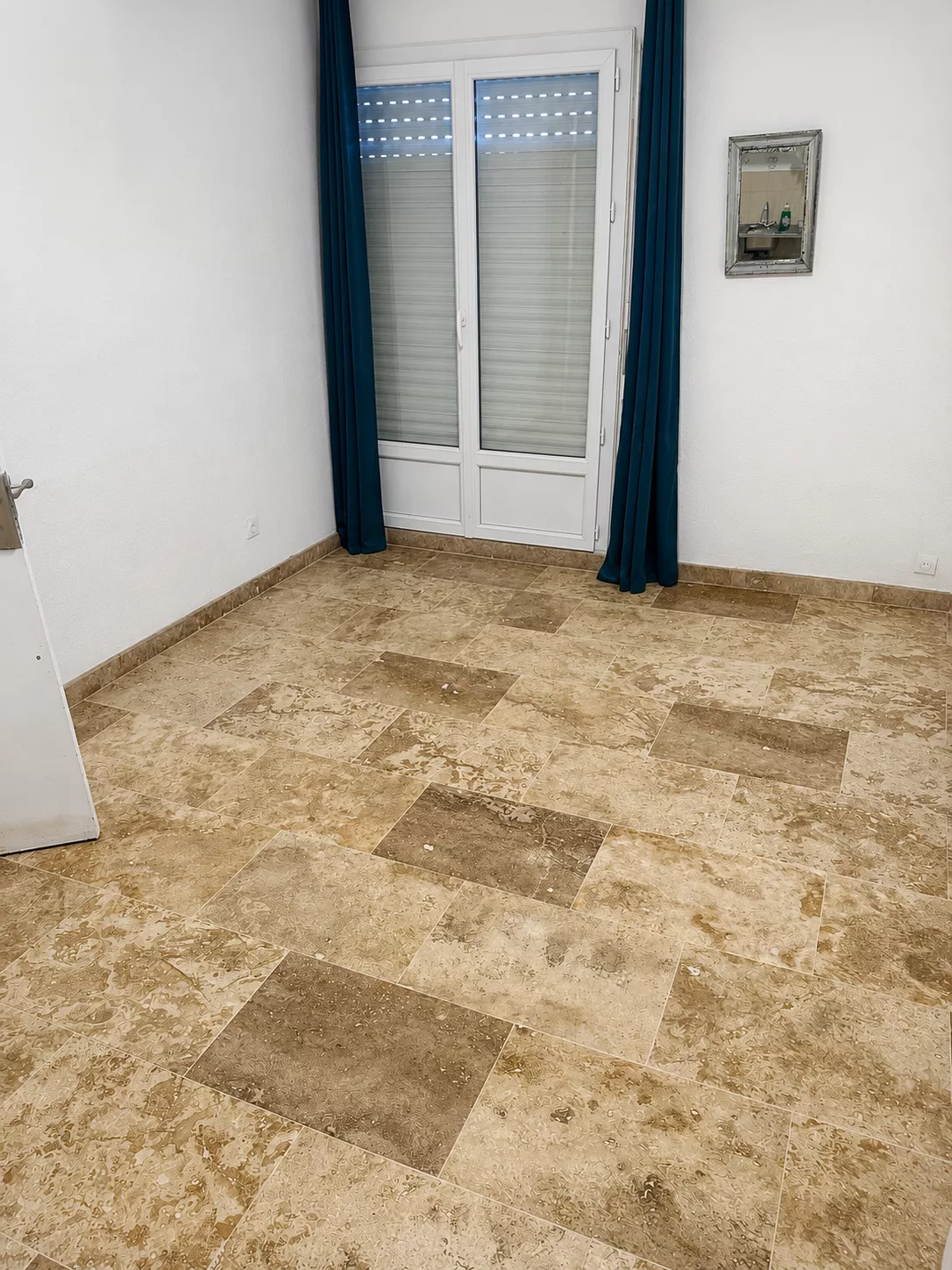 Vue d'ensemble d'une pièce avec sol en travertin véritable 40x60, rénovation à Bormes-les-Mimosas.