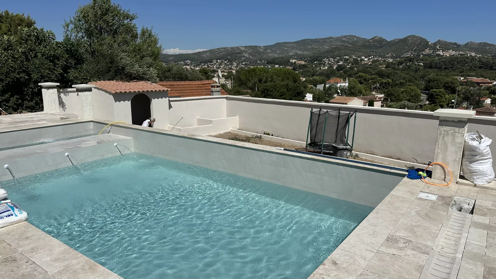 Piscine avec jets et margelles, plomberie de piscine neuve réalisée à Plan-de-Cuques.