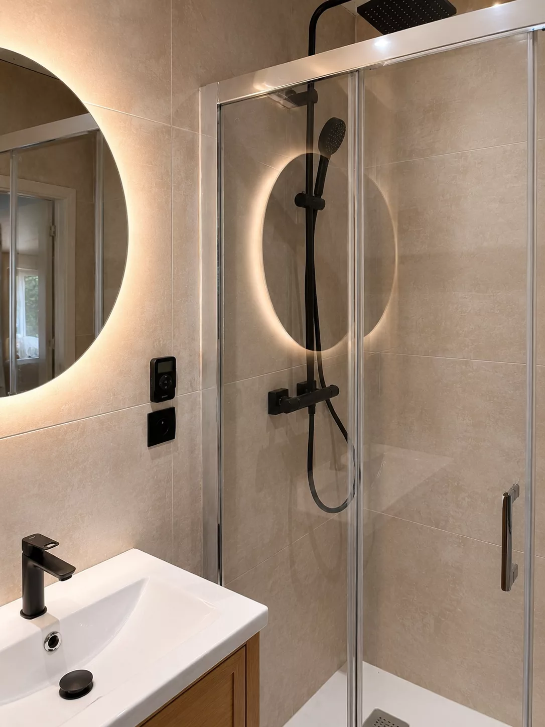 Salle de bain rénovée avec douche à l'italienne, miroir lumineux et carrelage grand format, Aix-en-Provence