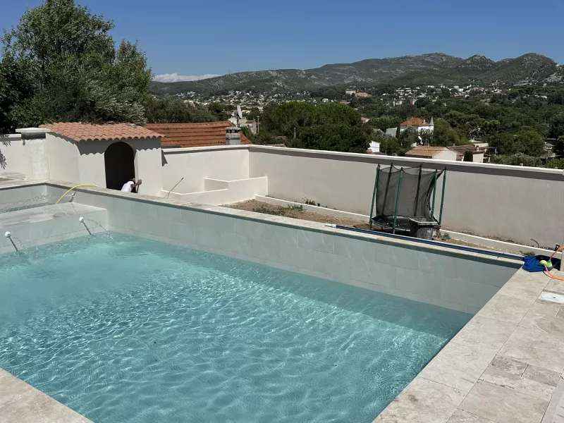 Plomberie de piscine neuve à Plan-de-Cuques : installation complète du local technique — Toulon