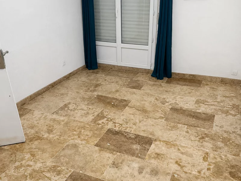 Vue d'ensemble d'une pièce avec sol en travertin véritable 40x60, rénovation à Bormes-les-Mimosas.