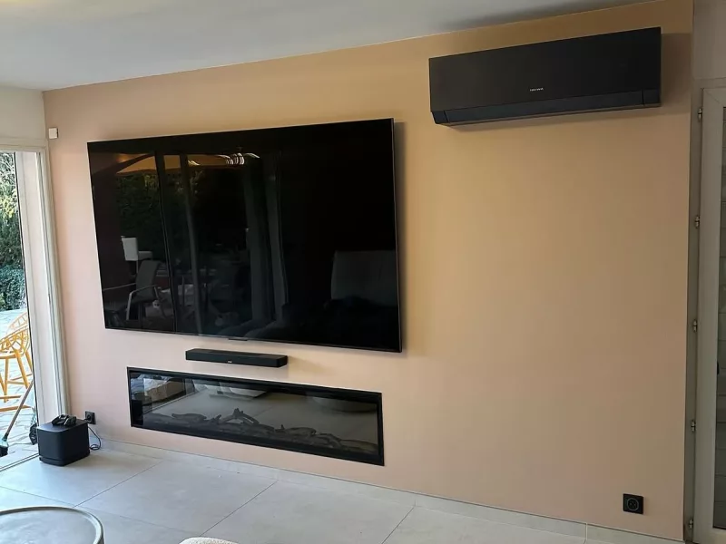 Mur TV et cheminée encastrés avec climatisation intégrée à Bandol — Bandol