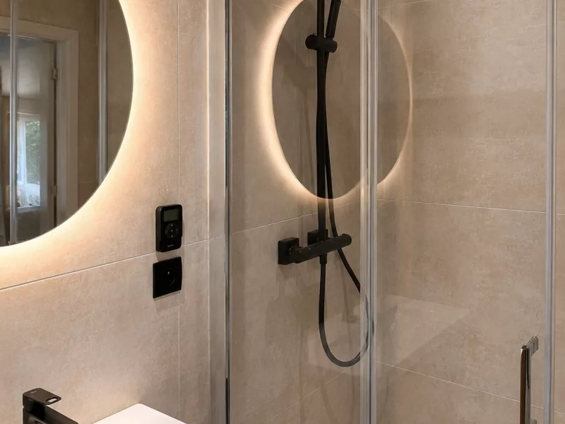 Salle de bain rénovée avec douche à l'italienne, miroir lumineux et carrelage grand format, Aix-en-Provence