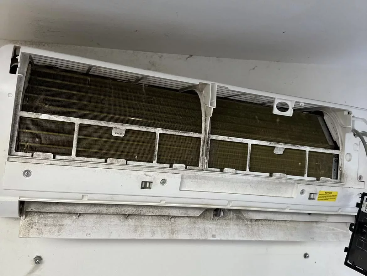 Batterie de climatiseur encrassée avant entretien, intervention à Toulon.