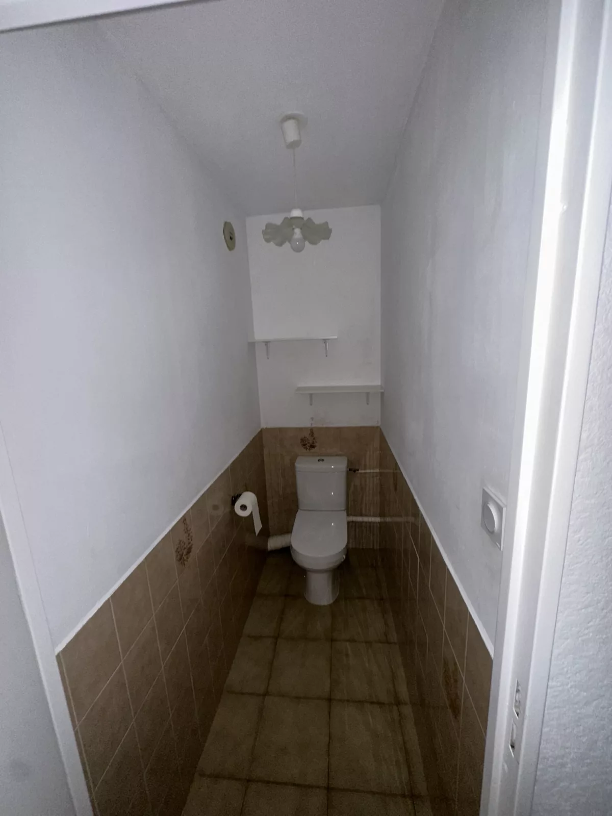 WC indépendants avant rénovation : ancien carrelage marron et faïence datée à déposer.