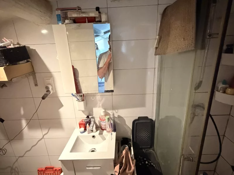 Ancienne salle de bain vétuste avant travaux de rénovation complète, Aix-en-Provence