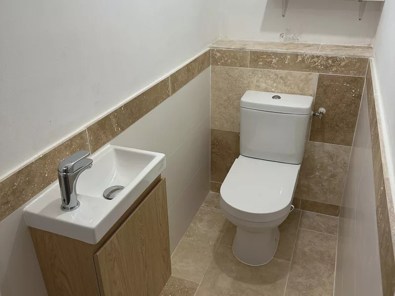 Détail du WC et de la frise en travertin véritable, rénovation de toilettes à Toulon.