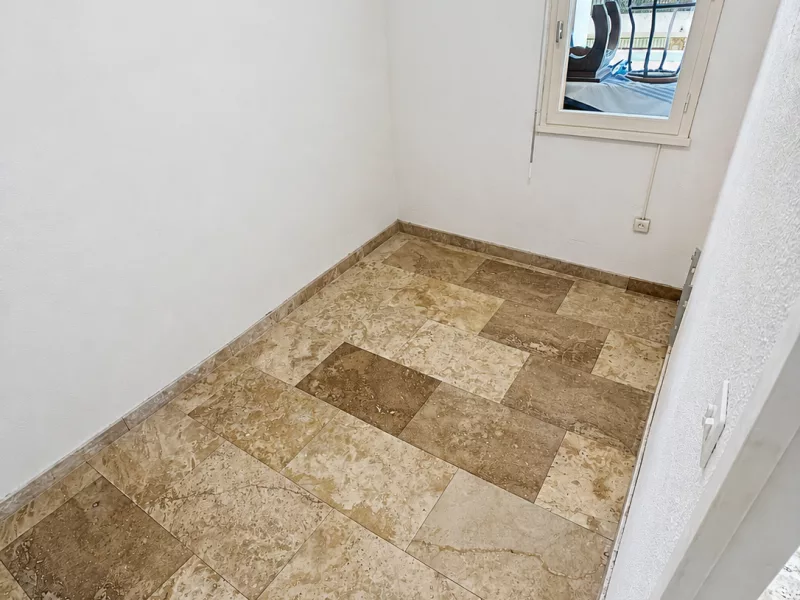Dalles de travertin véritable 40x60 fraîchement posées, rénovation de sol à Bormes-les-Mimosas.