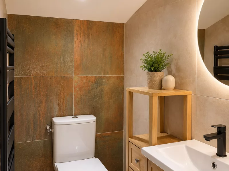 WC avec carrelage effet corten et meuble desserte en bois massif, rénovation salle de bain à Aix-en-Provence