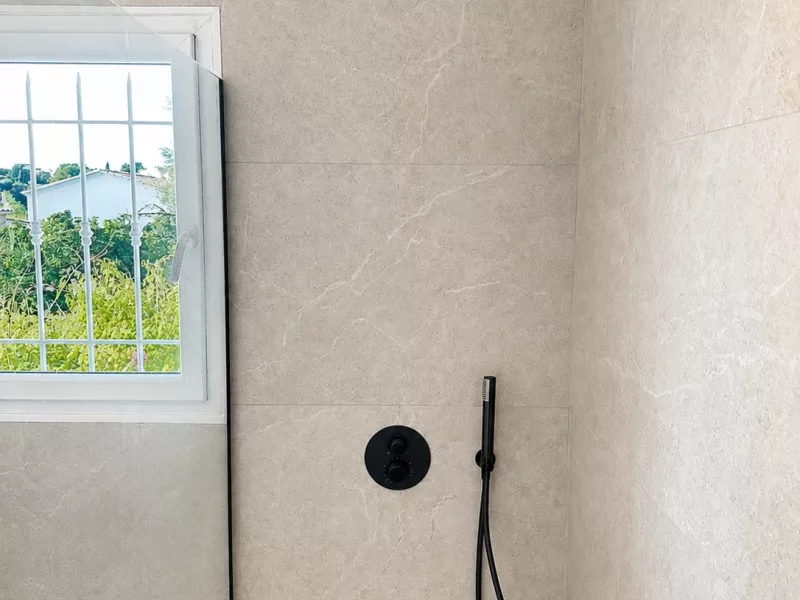 Colonne de douche noire avec pluie de douche et douchette, robinetterie thermostatique, douche à l'italienne à Bandol.