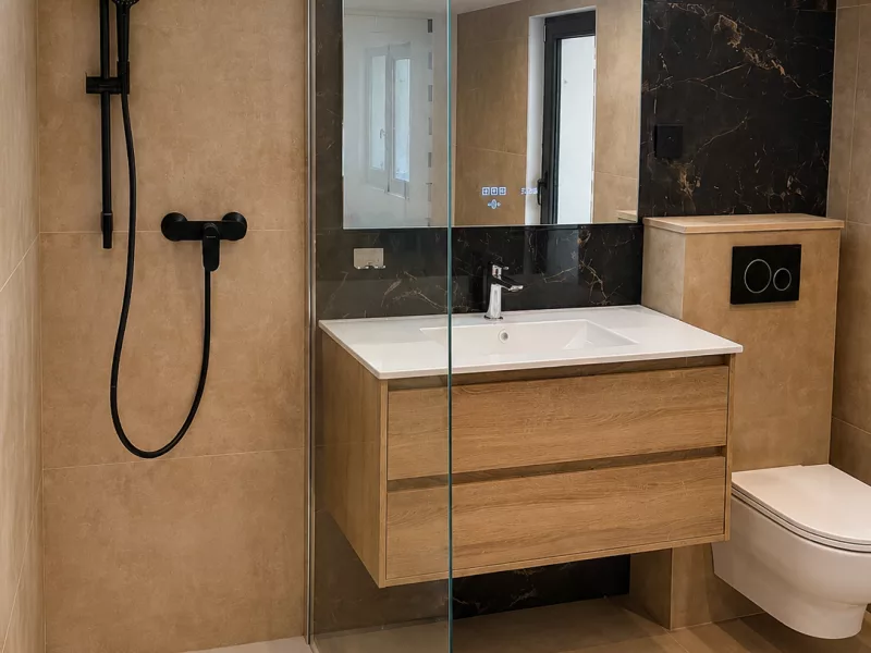 Douche à l'italienne avec colonne de douche noire et meuble vasque sous crédence en marbre, rénovation salle de bain à Aix-en-Provence.