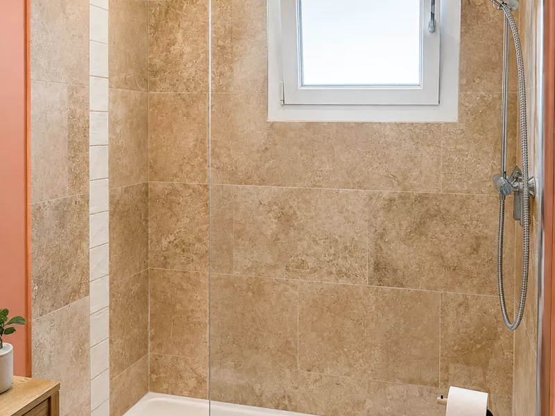 Douche à l'italienne avec receveur extra-plat et colonne de douche pluie et douchette, rénovation salle de bain Toulon.
