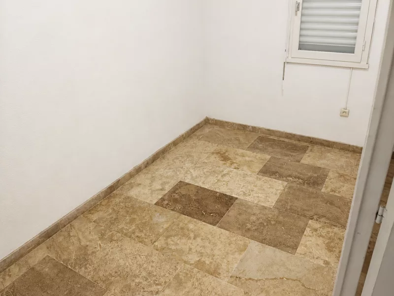Travertin naturel 40x60 posé dans une chambre, rénovation complète du sol à Bormes-les-Mimosas.