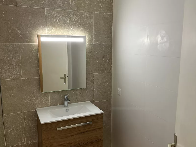 Meuble vasque en bois avec miroir lumineux LED intégré, rénovation salle de bain à Hyères.