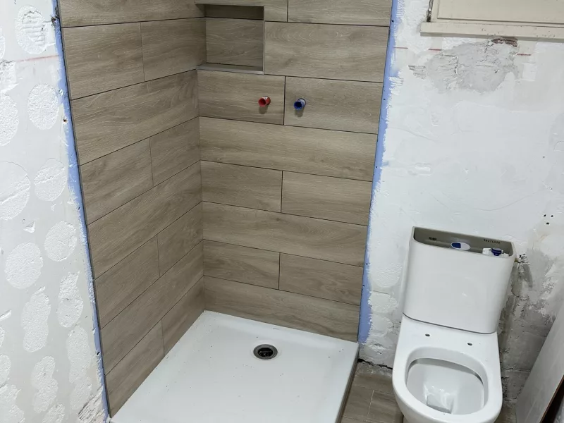 Chantier en cours : douche à l'italienne avec niche de rangement carrelée et raccordements avant pose du WC, rénovation à Saint-Cyr-sur-Mer.
