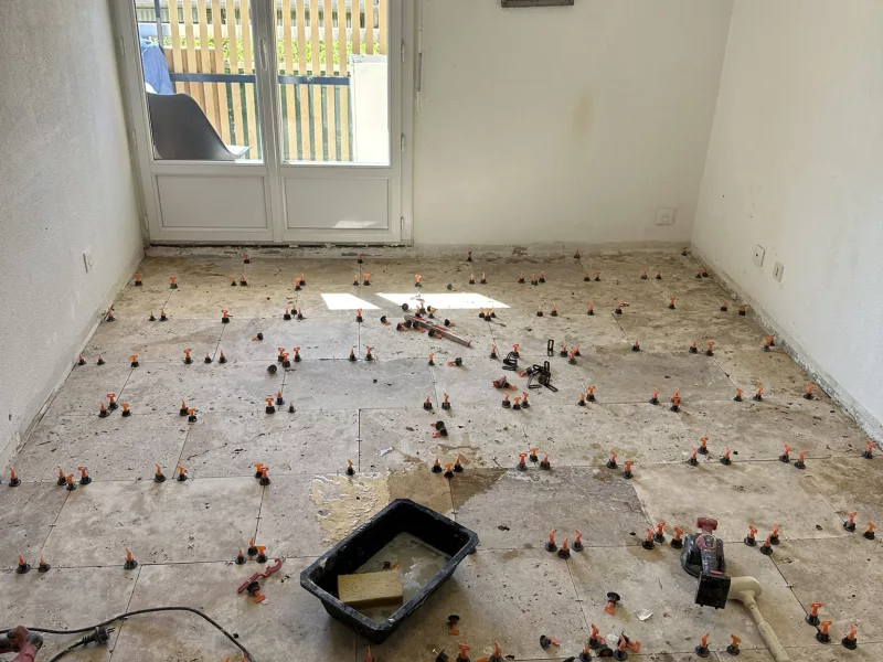Chantier en cours de pose de travertin véritable 40x60, rénovation de sol à Bormes-les-Mimosas.